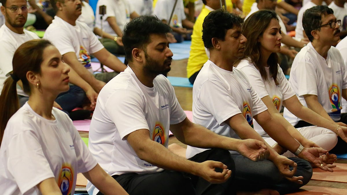 যোগ দিবসে তারকারা 