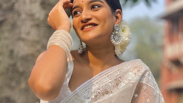 অভিনেত্রীর সৌজন্যে