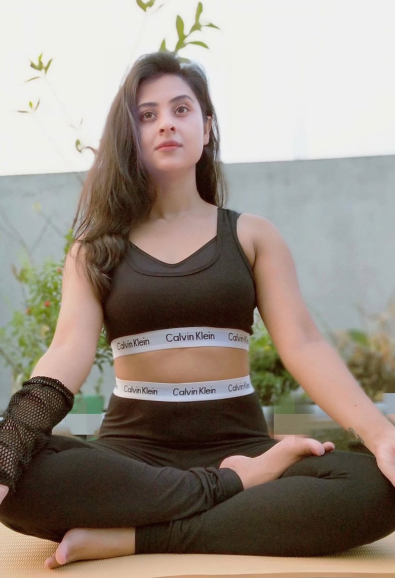 যোগব্যায়ামেই ভালো থাকেন বুবলী