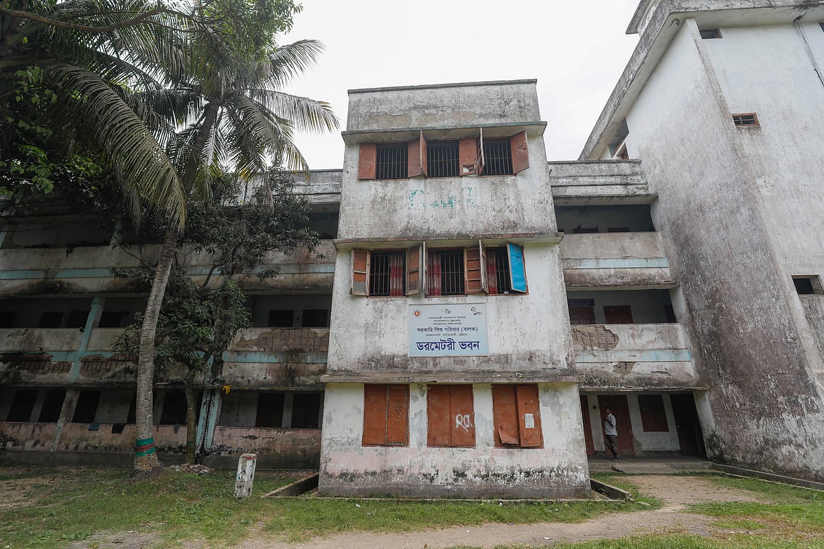 জরাজীর্ণ ডরমিটরি ভবন।