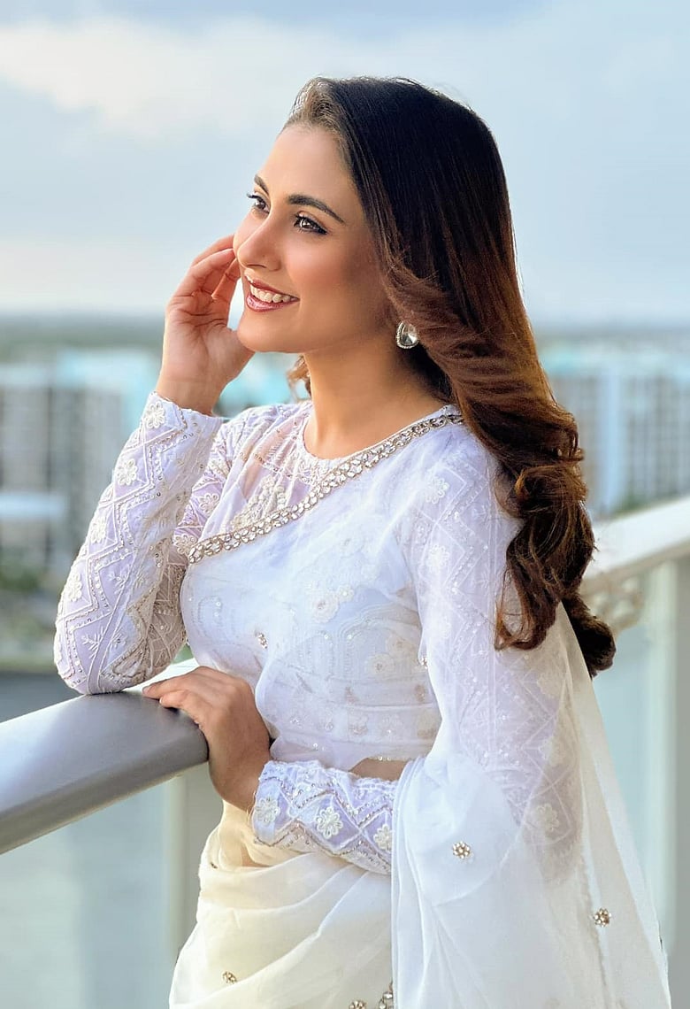 মেহজাবীন ও ফারিণের ট্রেন্ডি সাদা পোশাক