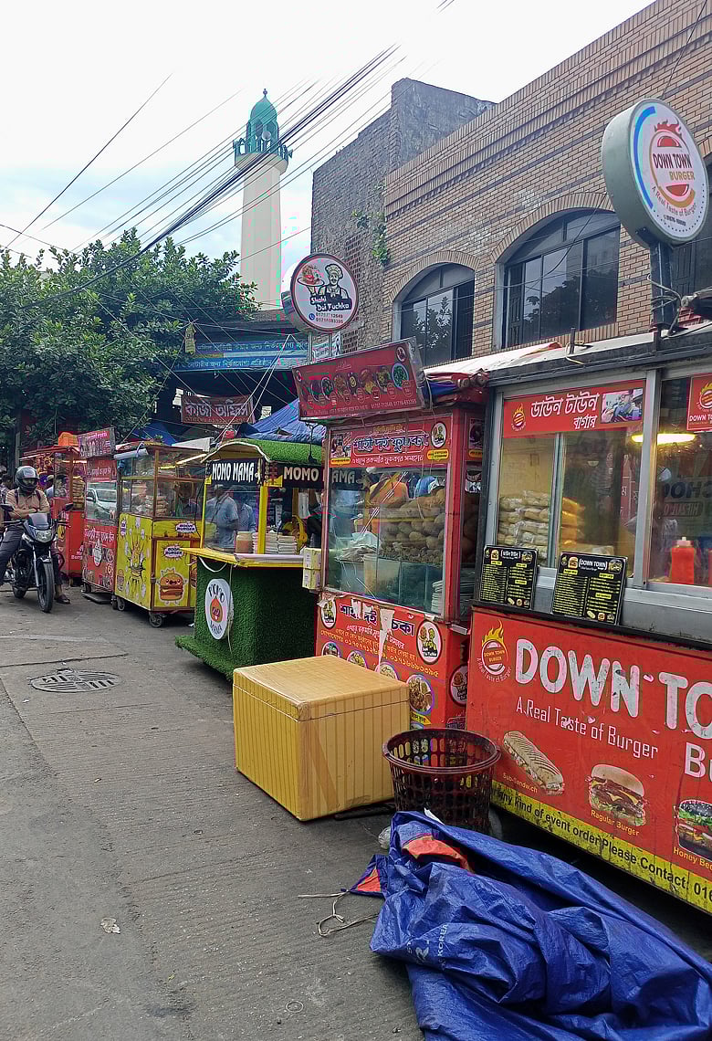 টাউন হল রোডে গেলে যেসব মজার স্ট্রিটফুড পাবেন