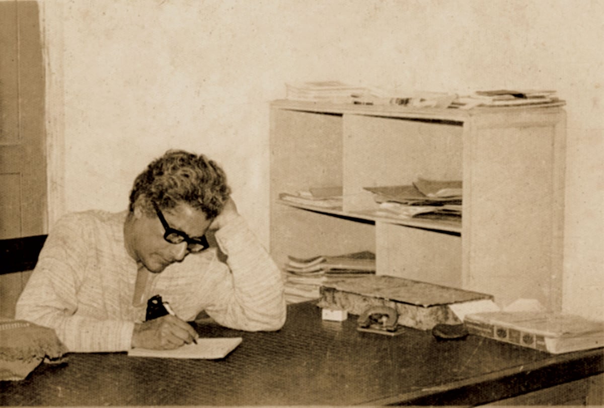 লেখার টেবিলে মগ্ন কবি সুভাষ মুখোপাধ্যায়