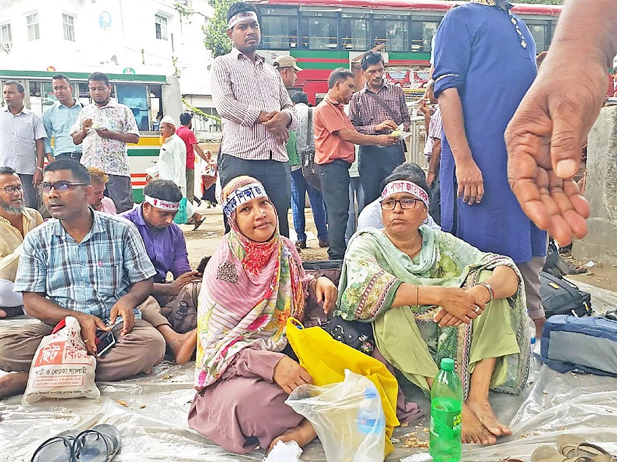 দেশের বিভিন্ন স্থান থেকে আসা শিক্ষকেরা ঢাকা জাতীয় প্রেসক্লাবের সামনে অবস্থান ধর্মঘট পালন করছেন