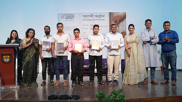 সম্মননাপ্রাপ্ত বয়নশিল্পীদের সঙ্গে অতিথিরা