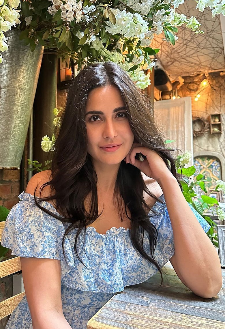 সতেজ ত্বকের জন্য ক্যাটরিনার আইস-ফেসিয়াল