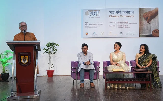সমাপনী অনুষ্ঠানে বক্তব্য দিচ্ছেন প্রদর্শনীর কিউরেটর চন্দ্রশেখর সাহা