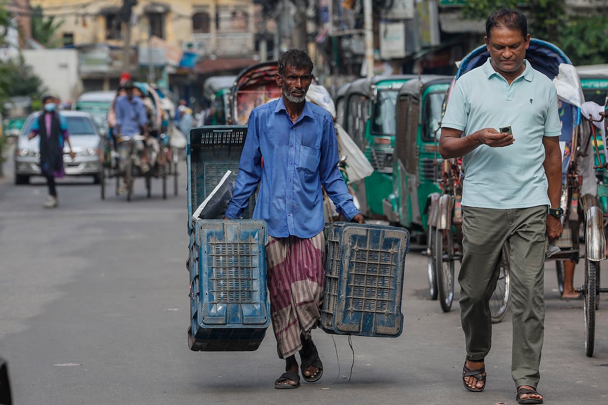 খুচরা ব্যবসায়ীদের কাছ থেকে ক্যারেট সংগ্রহ করে আনছেন একজন