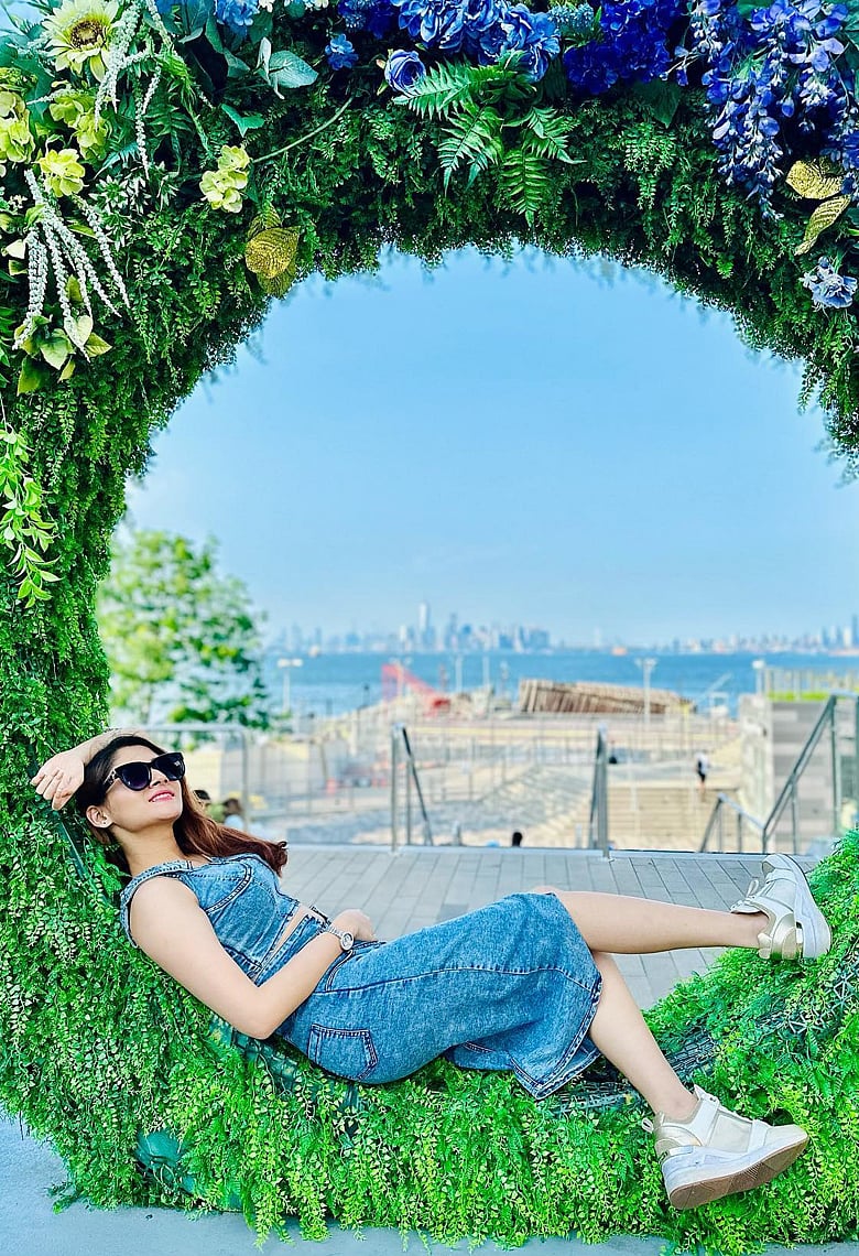 অবকাশযাপনে পূজা চেরির নজরকাড়া ৫ লুক