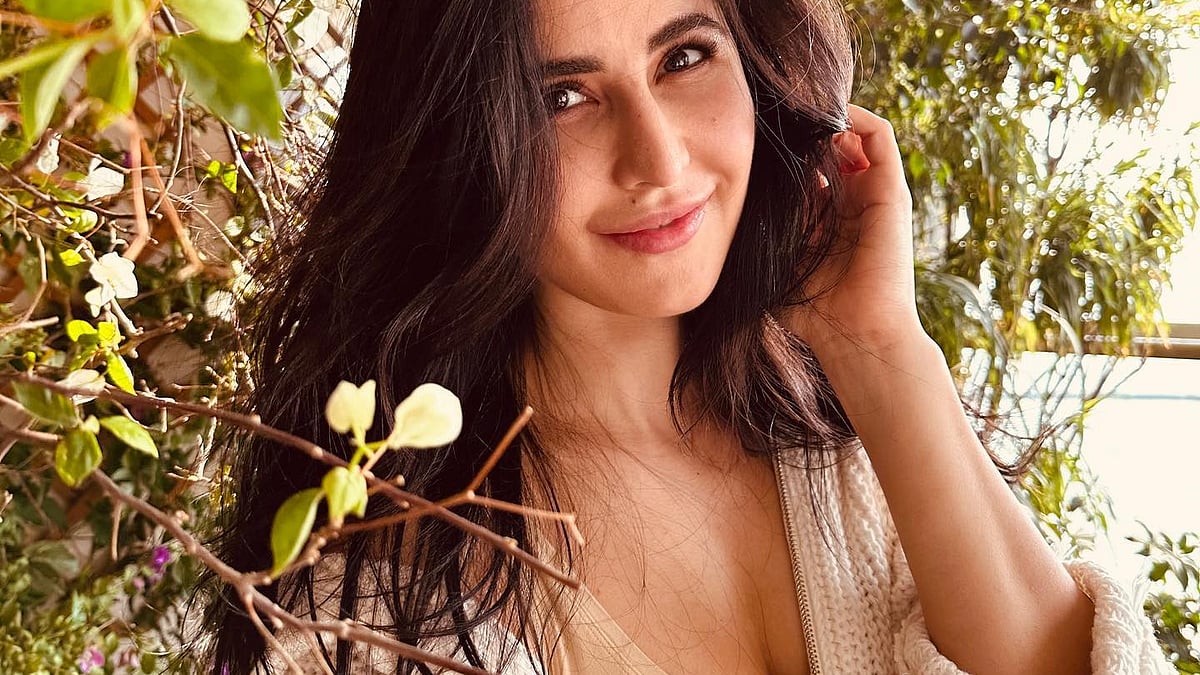 ‘দ্য কপিল শর্মা’ শো-তে এসে ভিকি জানান, সবাই মিলে ছুটি কাটাতে গেলে নিয়মিত ক্রিকেট খেলেন তাঁরা। এই খেলার কখনোই ভিকির সঙ্গে এক দলে থাকতে চান না ক্যাট; কারণ, তিনি সব সময়ই চান ভিকির বিরুদ্ধে জিততে