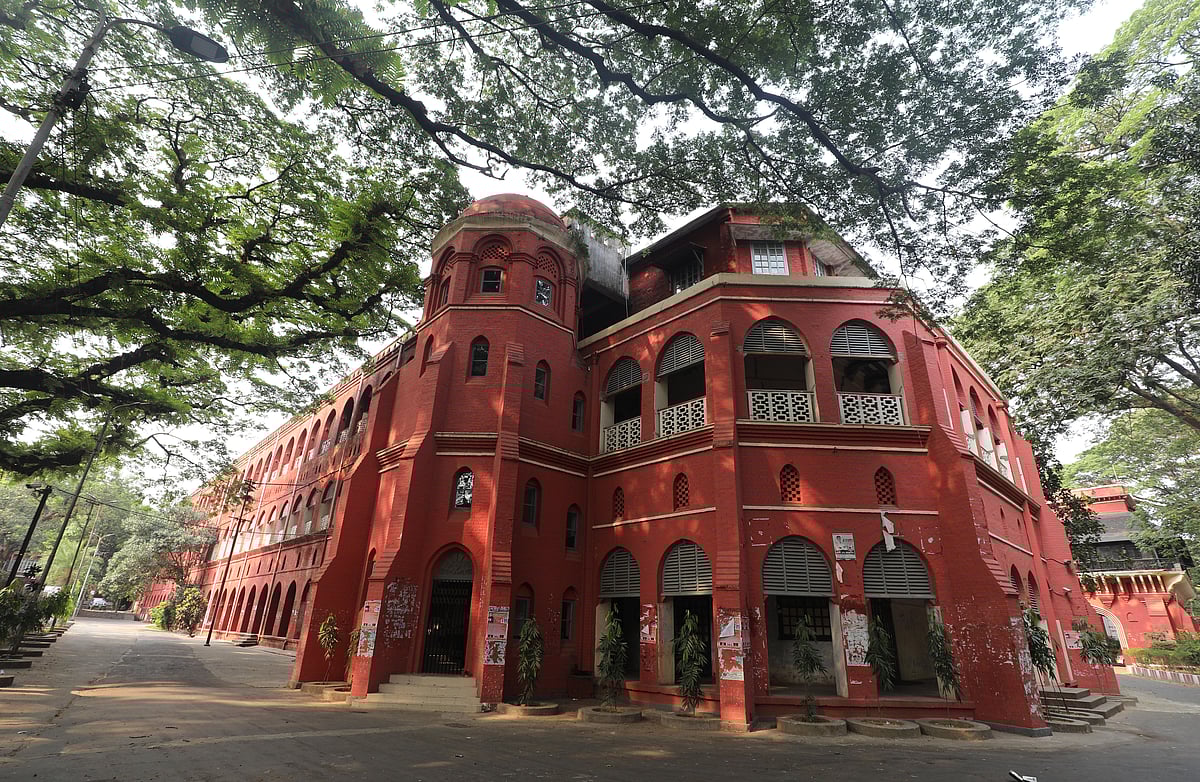 লাল রঙের সেন্ট্রাল রেলওয়ে বিল্ডিং