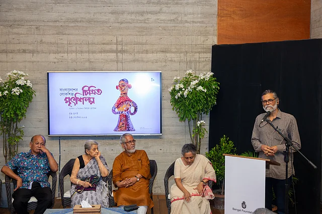 বক্তব্য রাখছেন অধ্যাপক নিসার হোসেন