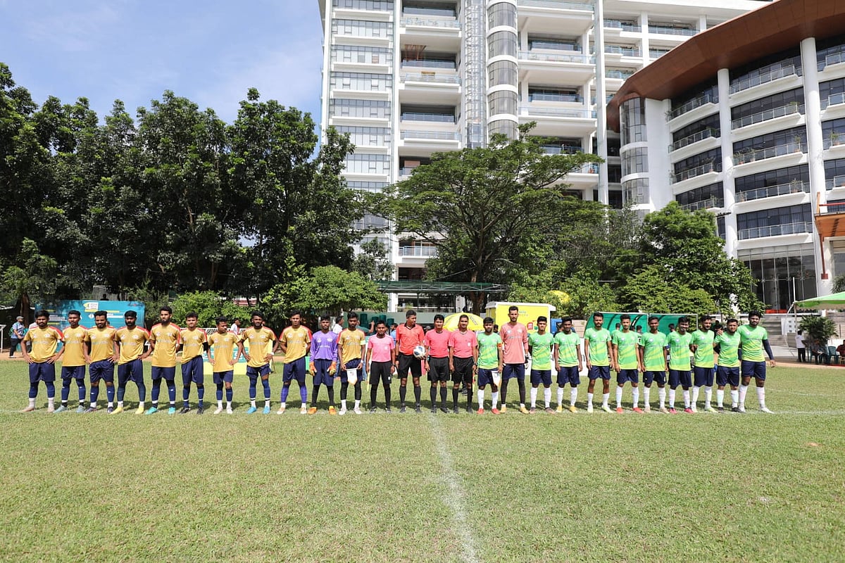 প্রথম খেলায় রেফারিদের সঙ্গে বিজিএমইএ ইউনিভার্সিটি অব ফ্যাশন অ্যান্ড টেকনোলজি (বিইউএফটি) ও আমেরিকান ইন্টারন্যাশনাল ইউনিভার্সিটি-বাংলাদেশের (এআইইউবি) খেলোয়াড়েরা।