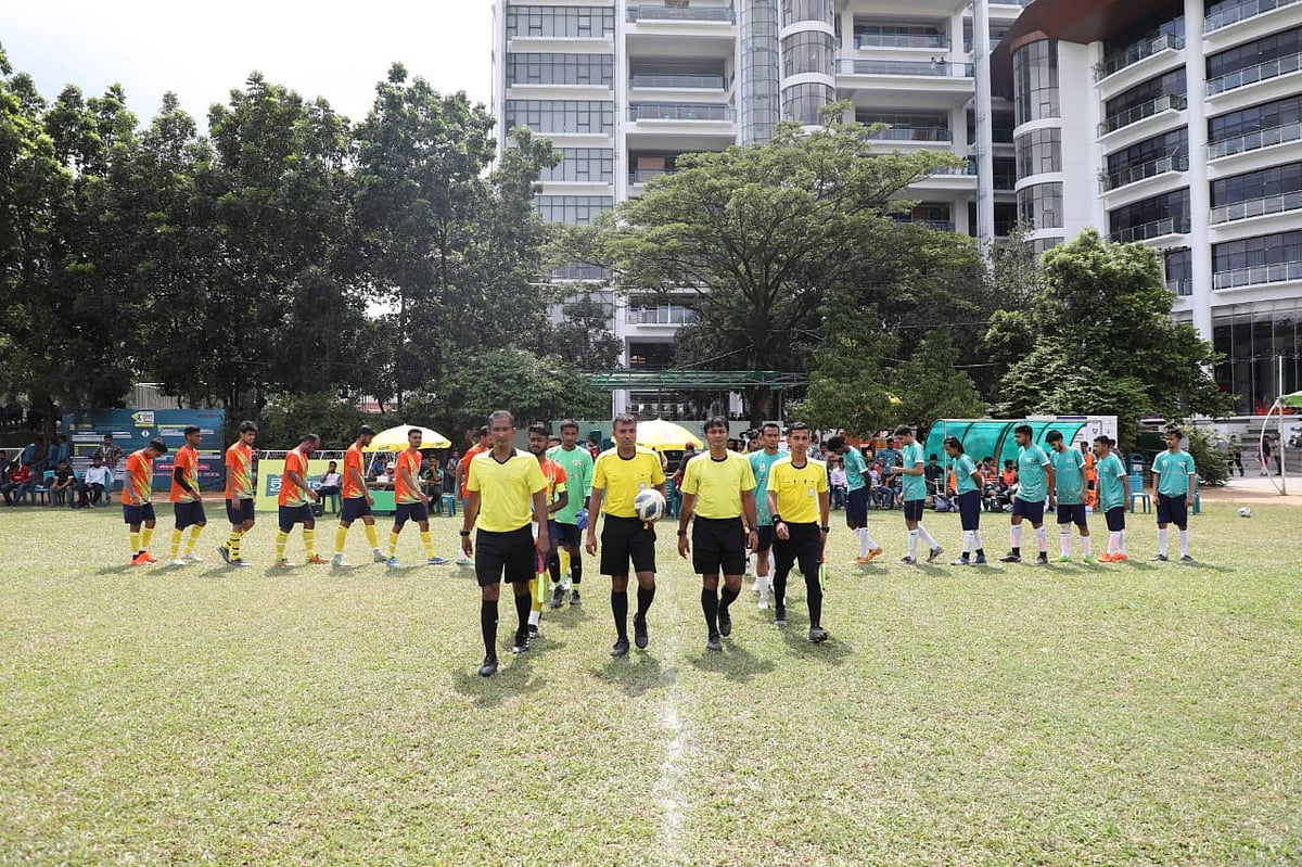 ম্যাচ শুরুর আগে মাঠে নামছেন শেরেবাংলা কৃষি বিশ্ববিদ্যালয় ও ওয়ার্ল্ড ইউনিভার্সিটি অব বাংলাদেশ দলের ফুটবলাররা। 