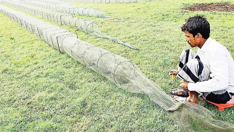 এটাকে জাল বলা হলেও চায়না দুয়ারি মূলত মাছ ধরার একধরনের ফাঁদ। এতে মাছ একবার ঢুকলে আর বের হতে পারে না।