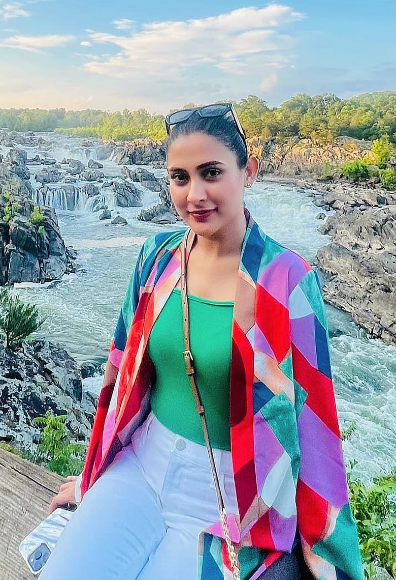 অবকাশযাপনে মেহজাবীন চৌধুরী