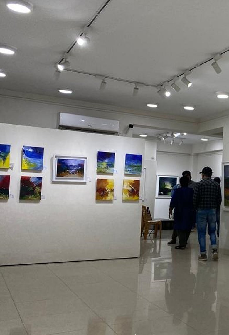 ক্যানভাস আর রংতুলিতে নতুন করে জেগে ওঠা