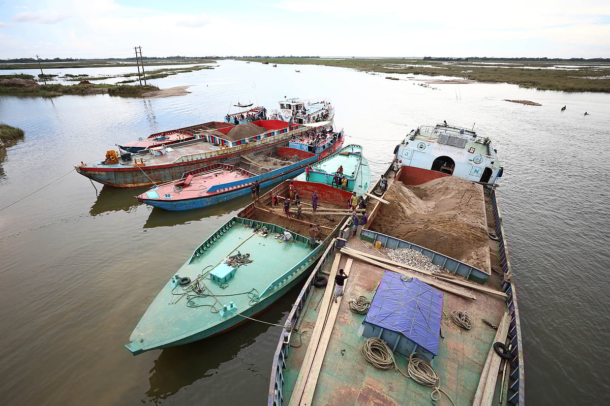 বর্ণিখালের এক পাশে নৌকা রেখে চলছে বালু কেনাবেচা। 