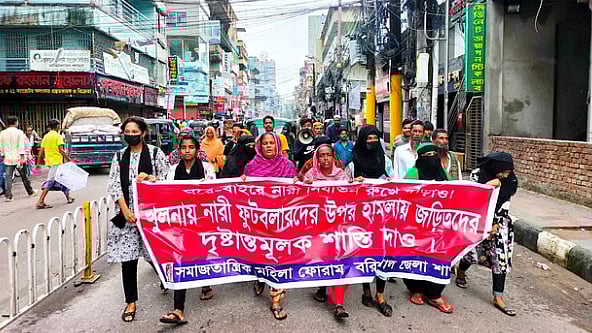 খুলনায় নারী ফুটবলারদের উপর হামলার প্রতিবাদে বরিশালে মিছিল