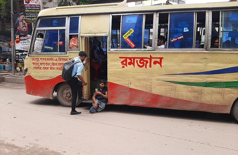  দিনে বাসের আয় অনুযায়ী বেতন পান নূর আলম
