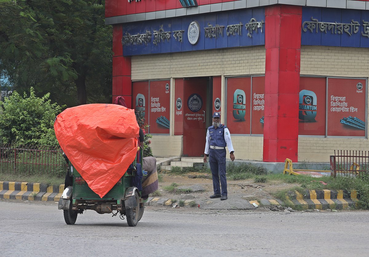 পুলিশের সামনে চলছে তিন চাকার ব্যাটারিচালিত রিকশা।