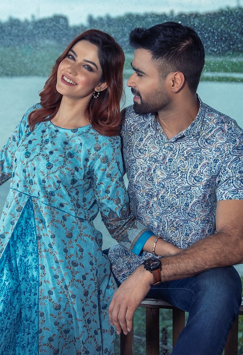 বর্ষায় যেমন পোশাক পরবেন