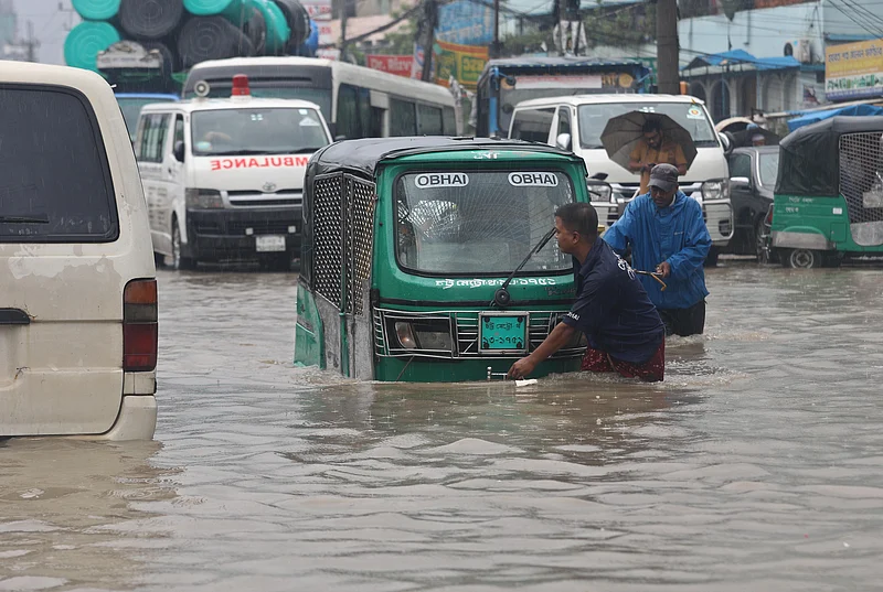  জলাবদ্ধ সড়কে বিকল সিএনজিচালিত অটোরিকশা নিয়ে বিপাকে পড়েছেন চালক