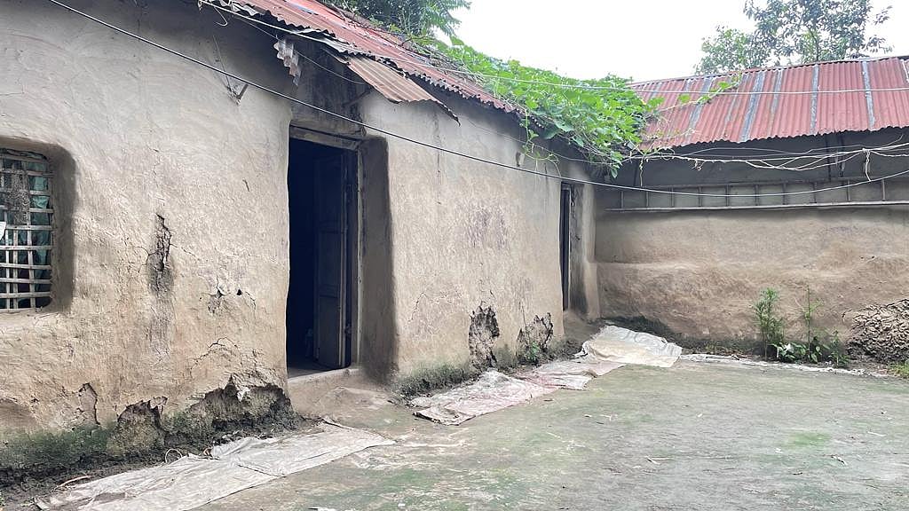 ‘একসময় চলনবিল অঞ্চলের অধিকাংশ ঘরই ছিল মাটির তৈরি। ঘরগুলো যেমন সুন্দর ছিল, তেমনই ছিল বসবাসের জন্য আরামদায়ক।’ 