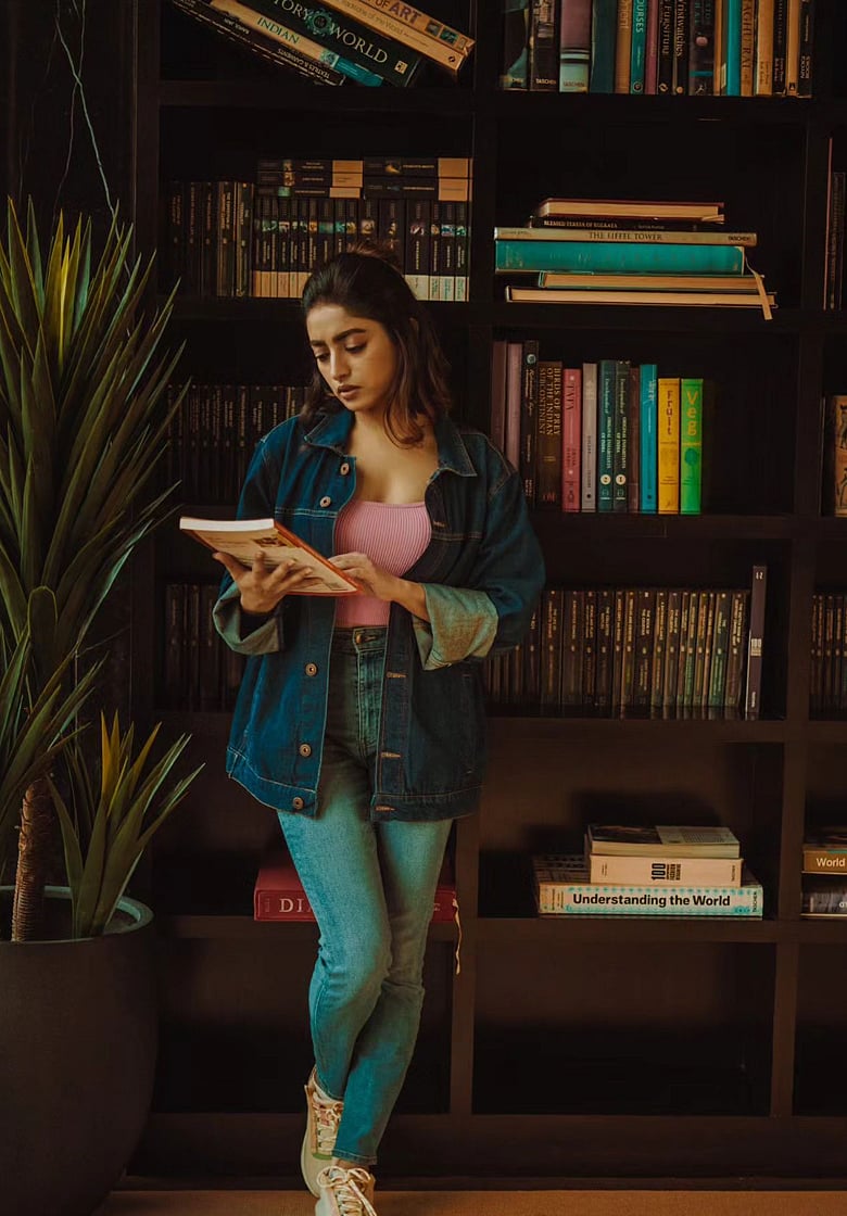 বর্ষাকালে যত্নে থাকুক প্রিয় বইগুলো