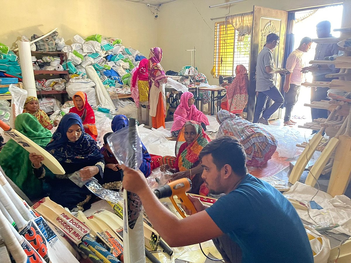 তনিন স্পোর্টসের কারখানায় কাজ করছেন শ্রমিকেরা