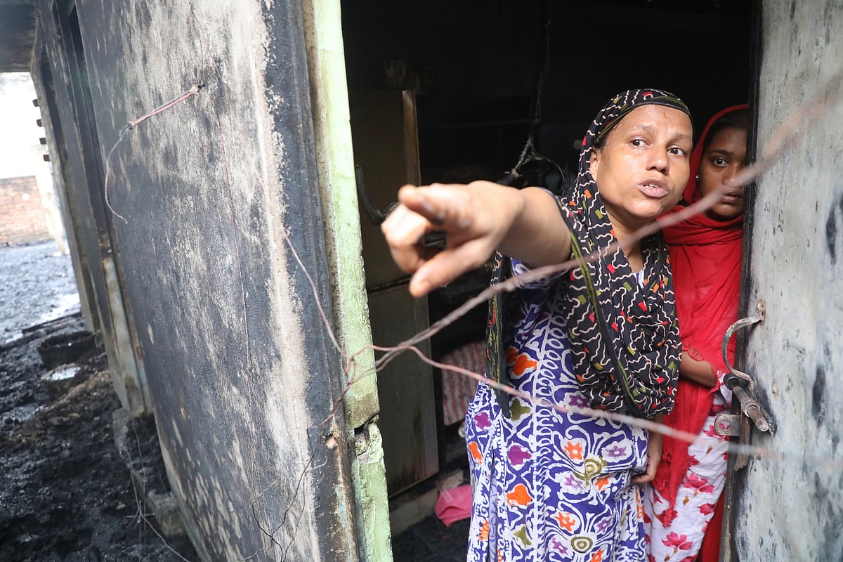 মেয়ের মিনা আক্তারের পুড়ে যাওয়া ঘর দেখছেন মাকসুদা বেগম।  