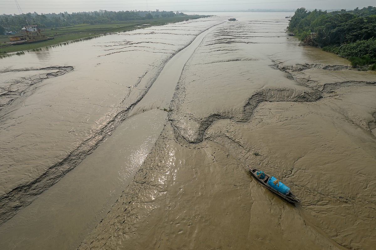 বটিয়াঘাটা সেতুর ওপর থেকে শোলমারী নদী এখন দেখতে এ রকম