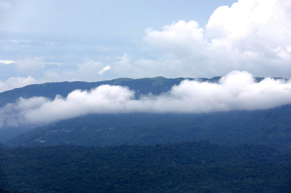 পাহাড়ের কোলে সাদা মেঘের আলিঙ্গন