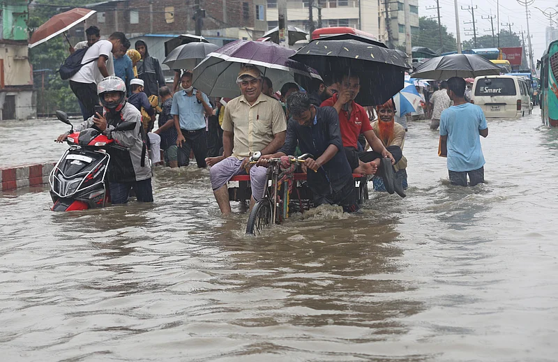 বৃষ্টির পানিতে সড়ক তলিয়ে গেছে। চলাচলে ব্যাপক দুর্ভোগে পড়েছেন নগরবাসী