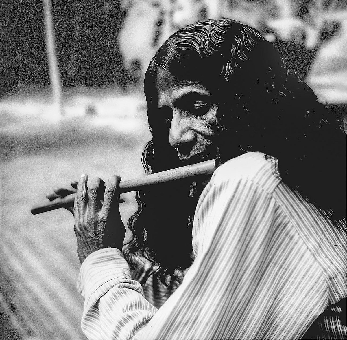 শুধু রংতুলি নয়, বাঁশি হাতেও দারুণ পারঙ্গম ছিলেন এস এম সুলতান। ছবি: নাসির আলী মামুন, ফটোজিয়াম, ডিসেম্বর ১৯৭৯