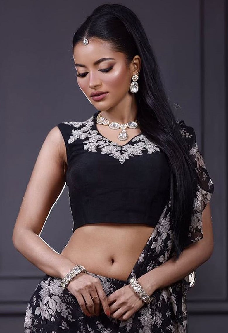 ফ্লোরাল শাড়িতে নাজিফা তুষির দুই লুক