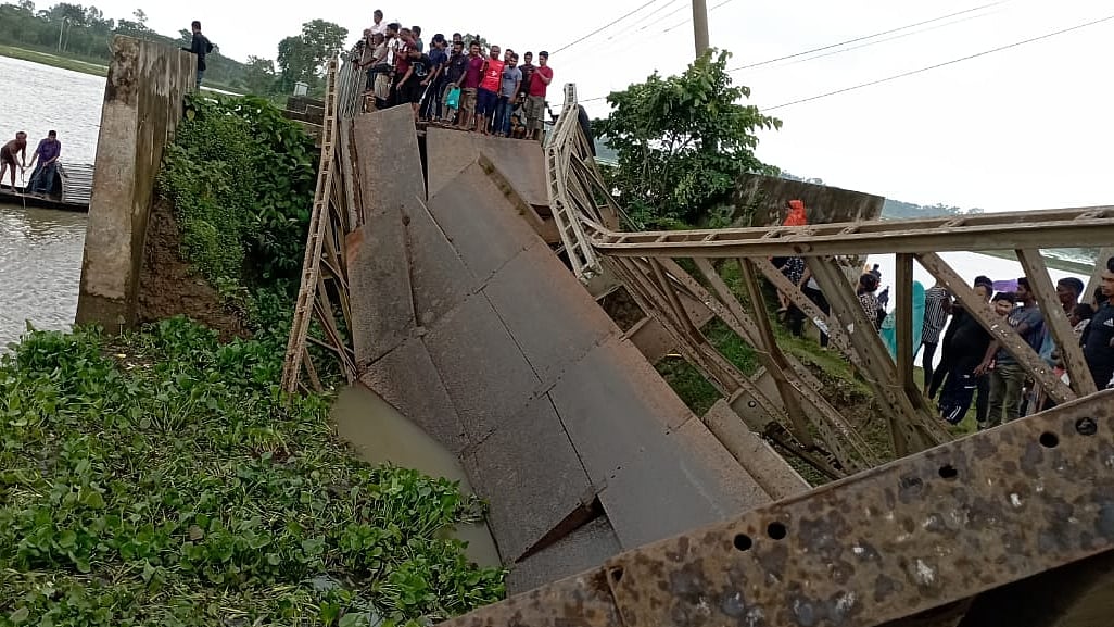সুনামগঞ্জের জগন্নাথপুরের নলজুর নদের কাটাগাঙ্গের ওপরের বেইলি সেতুটি ট্রাক নিয়ে ভেঙে পড়েছে