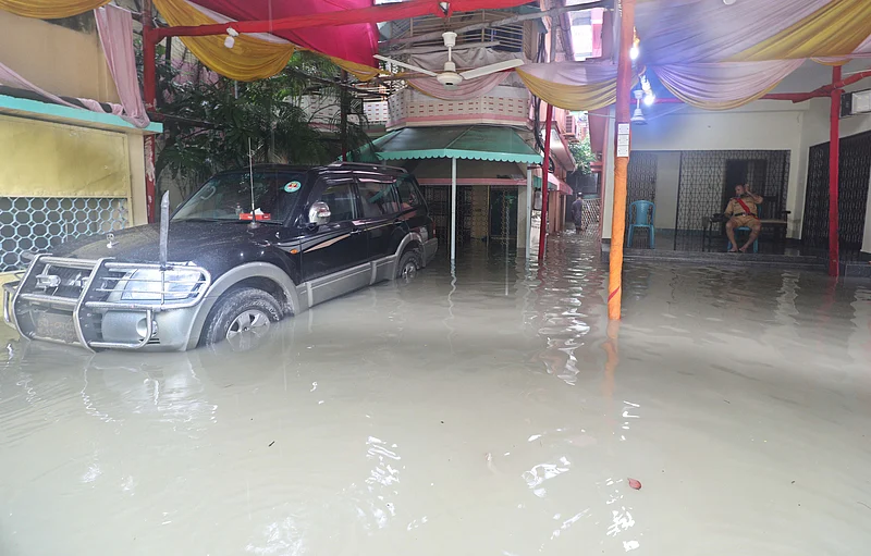 পানিতে তলিয়ে আছে মেয়র ভবনের উঠান।