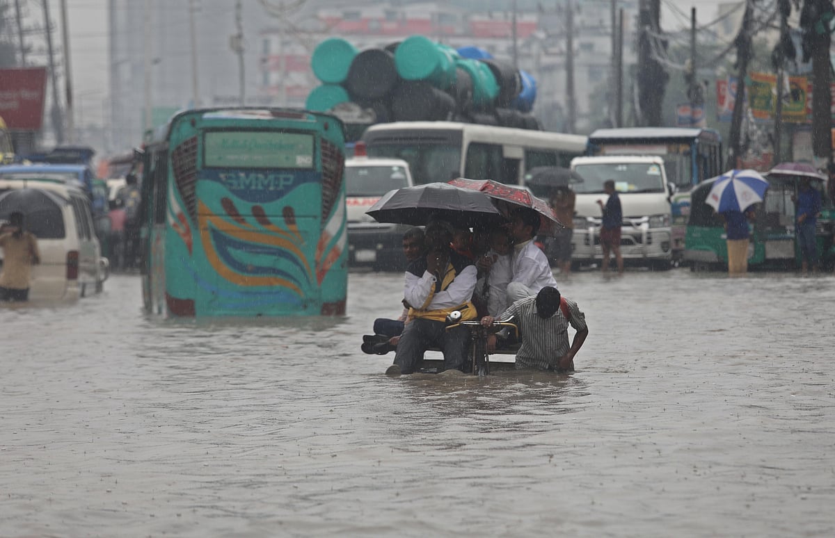 কোমরসমান পানিতে ভ্যানে করে গন্তব্যে যাচ্ছেন কয়েকজন