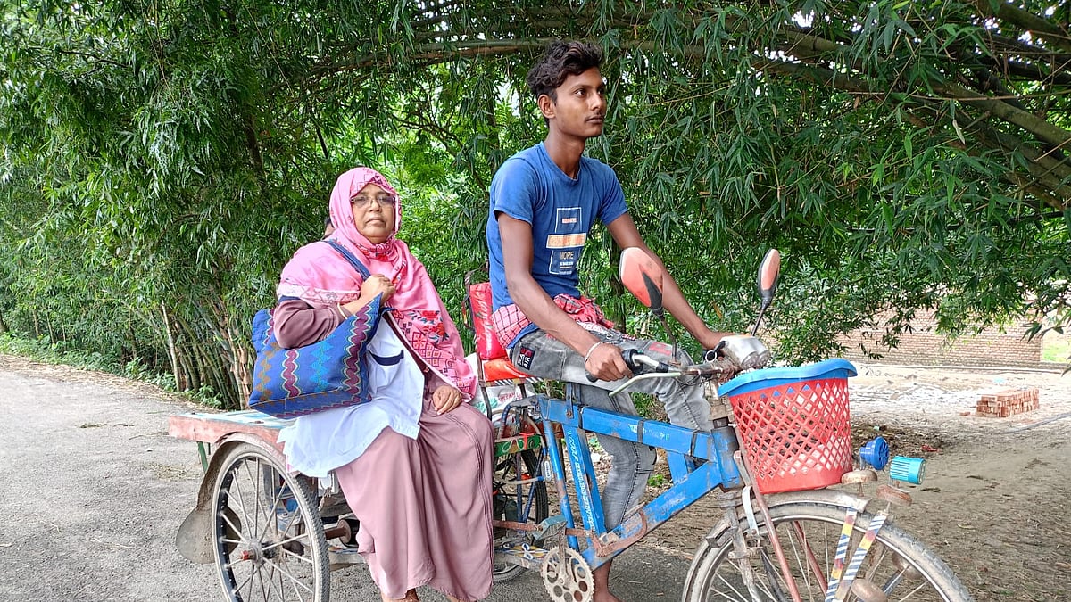 ১) ভ্যানে চড়ে চুয়াডাঙ্গা সদর উপজেলার আলুকদিয়া ইউনিয়নের ঝোড়াঘাটা গ্রামের কমিউনিটি ক্লিনিকে যাচ্ছেন এফডব্লিউএ রহিমা খাতুন। বৃহস্পতিবার সকালে।