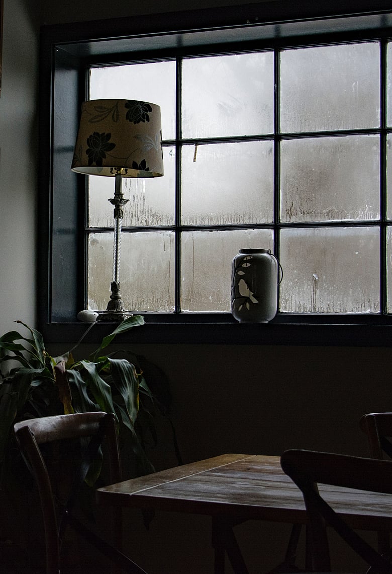 বর্ষার স্যাঁতসেঁতে আবহাওয়ায় প্রাকৃতিক উপকরণেই মিলবে সুবাসিত ঘর