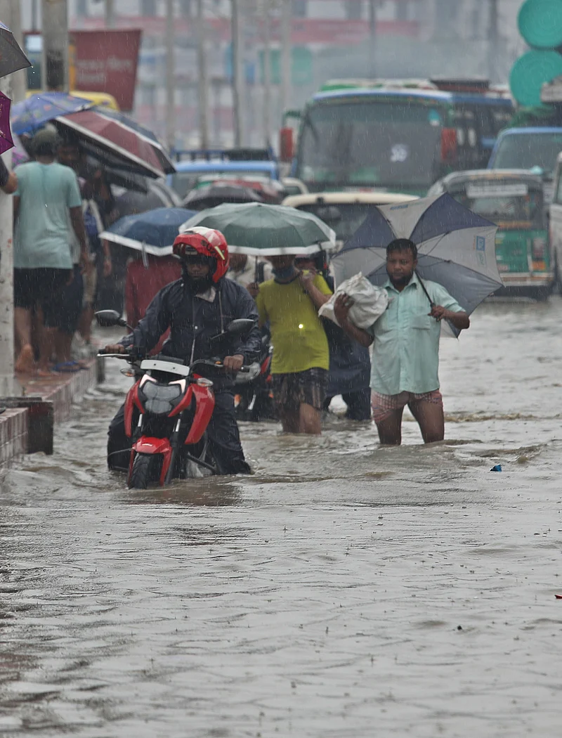 জলাবদ্ধ সড়কে মোটরসাইকেল বিকল হওয়ায় দুর্ভোগে পড়েছেন এক আরোহী