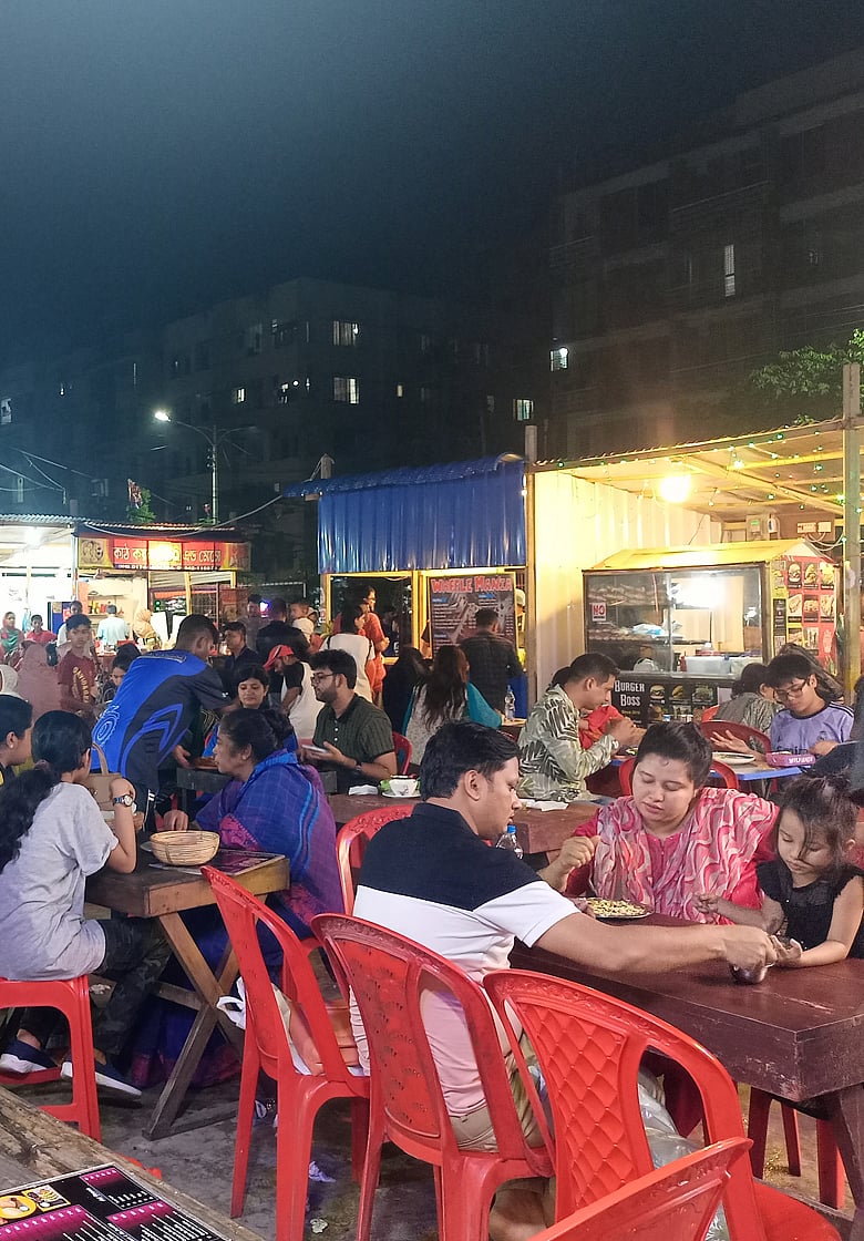 উত্তরার ১২ নম্বর সেক্টরে বাহারি স্ট্রিট ফুডের ফুডকোর্ট