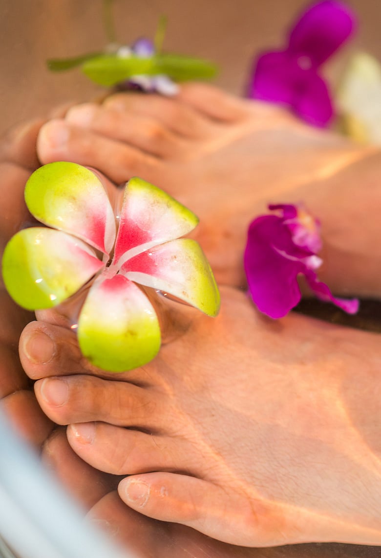 ঘরে বসেই করুন ‘ফ্রেঞ্চ পেডিকিউর’