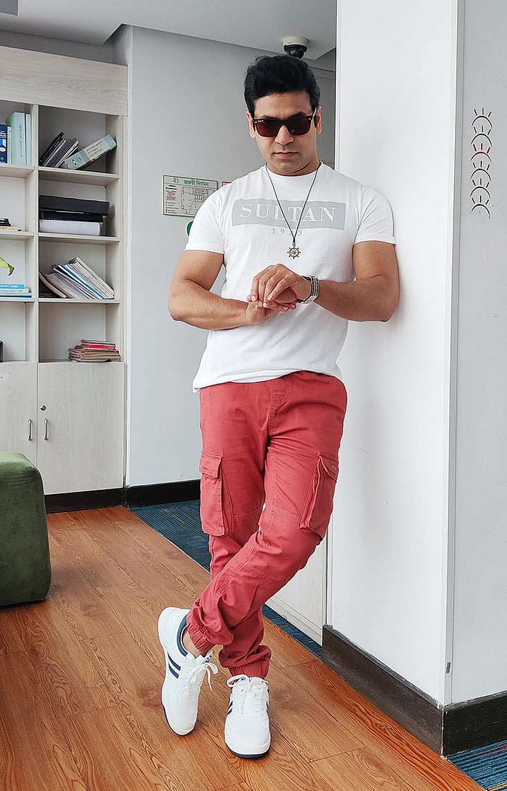 ৬ কায়দায় কার্গো প্যান্টে মিলবে স্টাইলিশ লুক