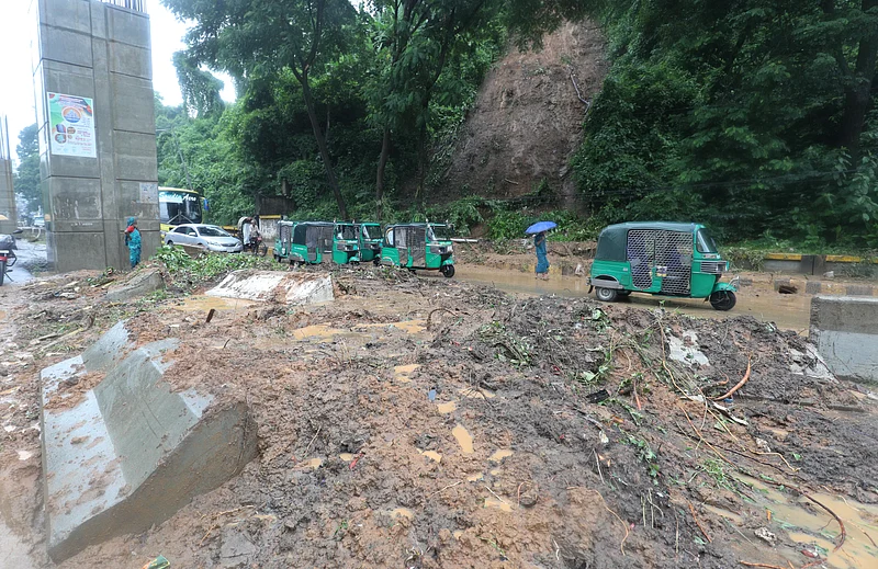 বৃষ্টিতে টাইগারপাসে পাহাড়ধসের মাটির ধাক্কায় সরে গেছে সড়ক বিভাজক