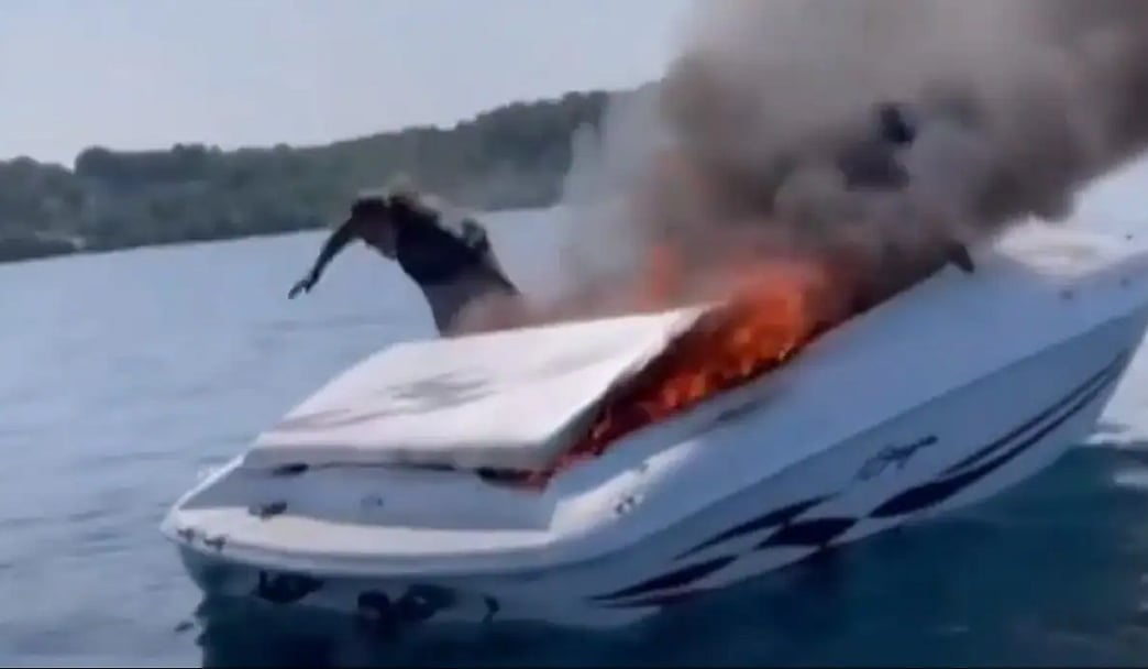 যুক্তরাষ্ট্রের মিশিগান অঙ্গরাজ্যের মিশিগান হ্রদের ওয়েস্ট গ্র্যান্ড ট্রাভার্স বে অঞ্চলে নৌকাটিতে আগুন ধরে যায়। ছবি: ইউটিউবে প্রকাশিত ভিডিও থেকে নেওয়া স্ক্রিনশট