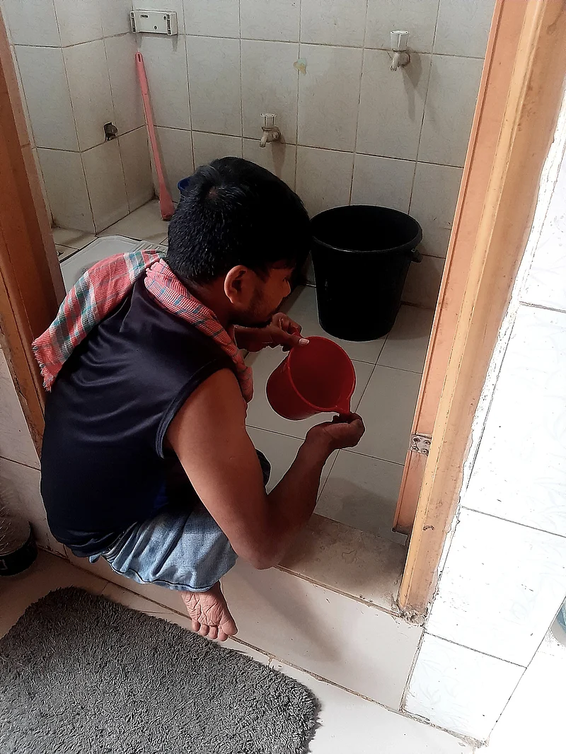 মেসে নূর আলম নিজের কাপড় ধোয়াসহ অন্যান্য কাজ একাই করেন