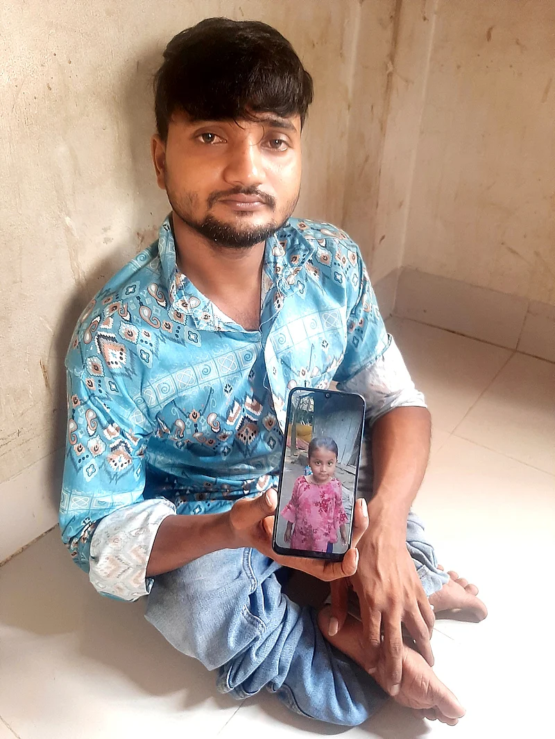 মুঠোফোনে মেয়ের ছবি দেখাচ্ছেন নূর আলম