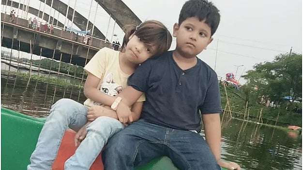 ডেঙ্গুতে এক সপ্তাহের মধ্যে মারা যাওয়া দুই শিশুর ছবি। আরাফাত হোসেন রাউফ ও ইসনাত জাহান রাইদা। দুই ভাই-বোন। 